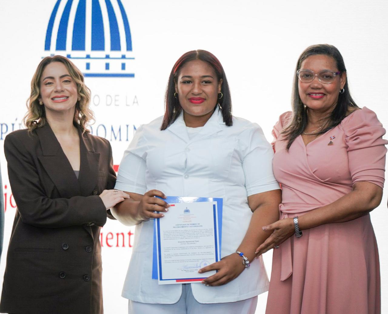 Gloria Reyes Directora Desarrollo Social Superaate Y Gobernadora De Azua Entregan Certificado De Habilitacion A Cuidadora De Azua