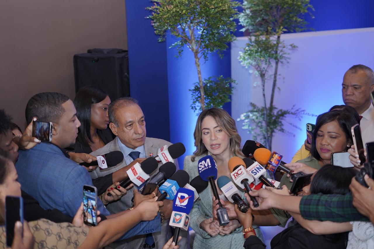 Gloria Reyes Directora General DDSS Explica A Medios De Comunicacion La Politica Nacional De Cuidados