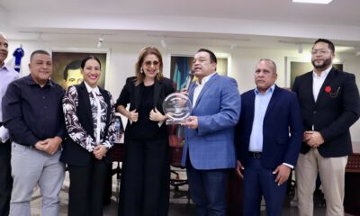 La Cantante Olga Lara Es Reconocida En Su Ciudad Natal Azua. Entrega El Director De La ONDA Junto A Directivos De Las Sociedades De Gestion Colectiva