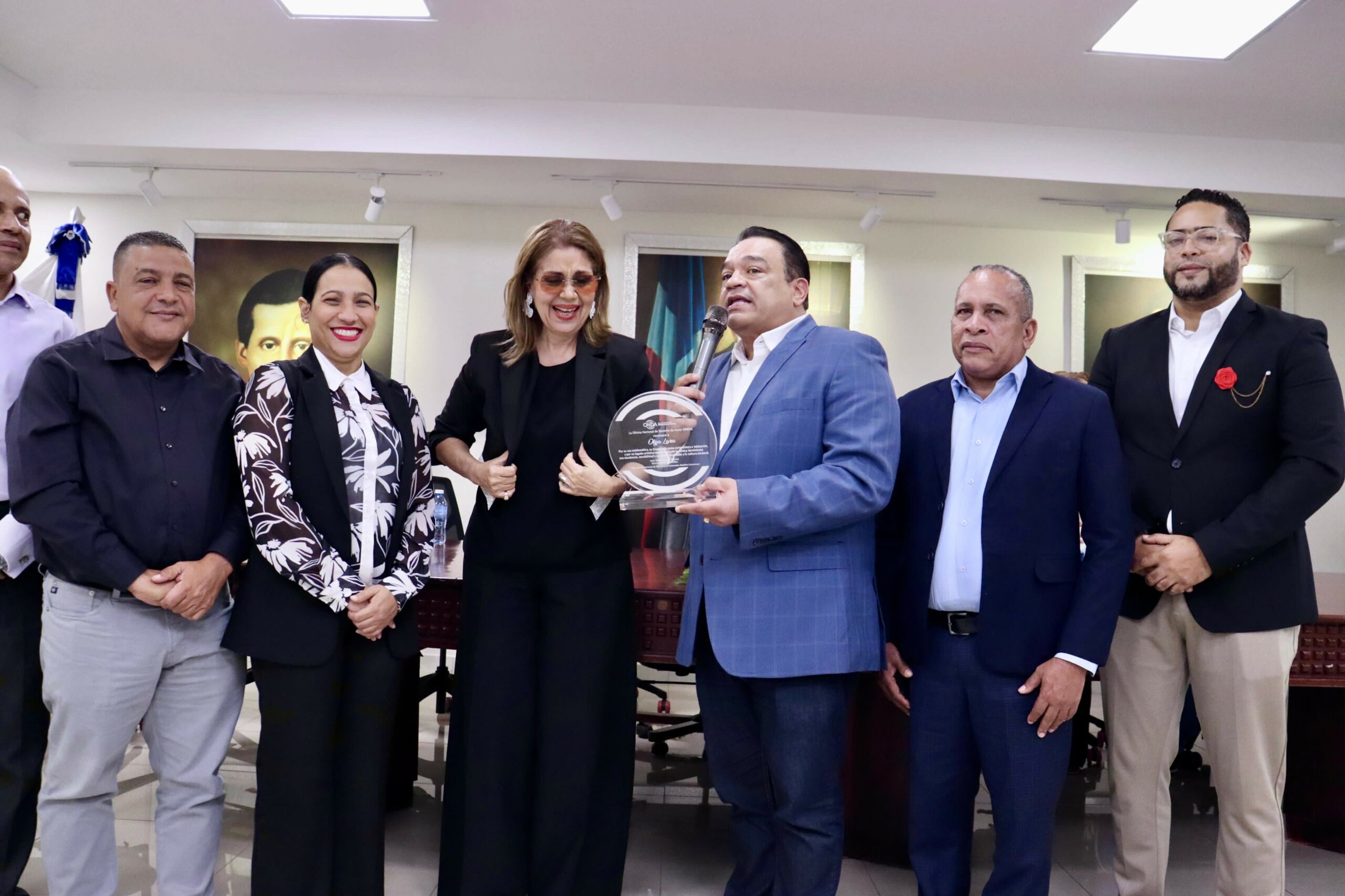 La Cantante Olga Lara Es Reconocida En Su Ciudad Natal Azua. Entrega El Director De La ONDA Junto A Directivos De Las Sociedades De Gestion Colectiva Scaled