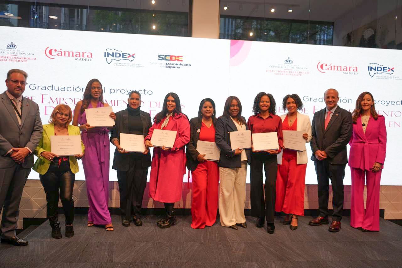 Las Nuevas Mujeres SuperEmprendedoras Con Sus Diplomas Junto A Los Directivos De La DDSS