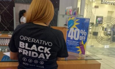 Una Inspectora De Pro Consumidor Verificando Precios De Productos Previo Al Viernes Negro