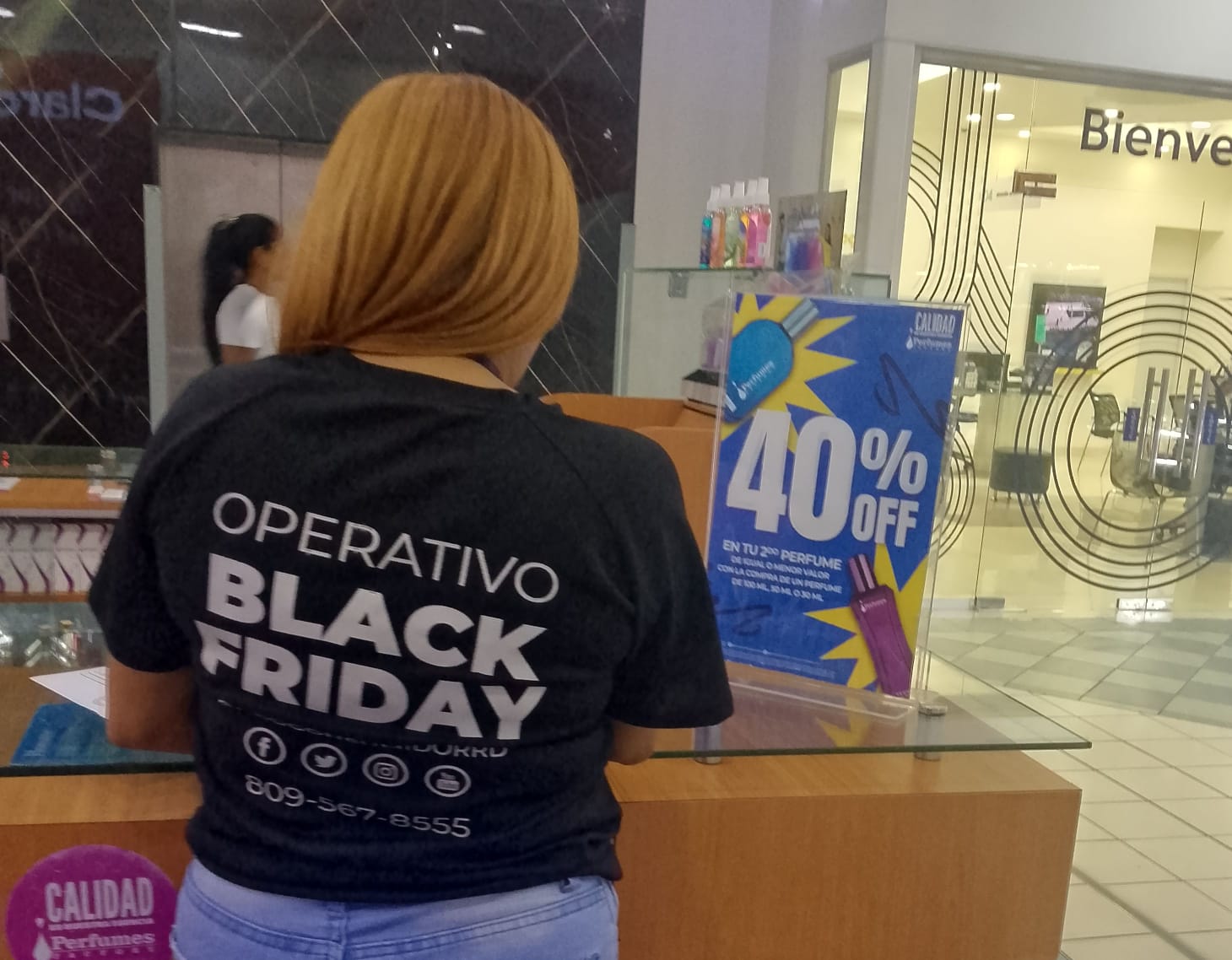 Una Inspectora De Pro Consumidor Verificando Precios De Productos Previo Al Viernes Negro