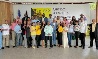 Foto El Presidente Del PHD Ramon Emilio Goris Junto A Un Grupo De Dirigentes Que Participacion En La Asamblea En La Casa Nacional De La Organizacion