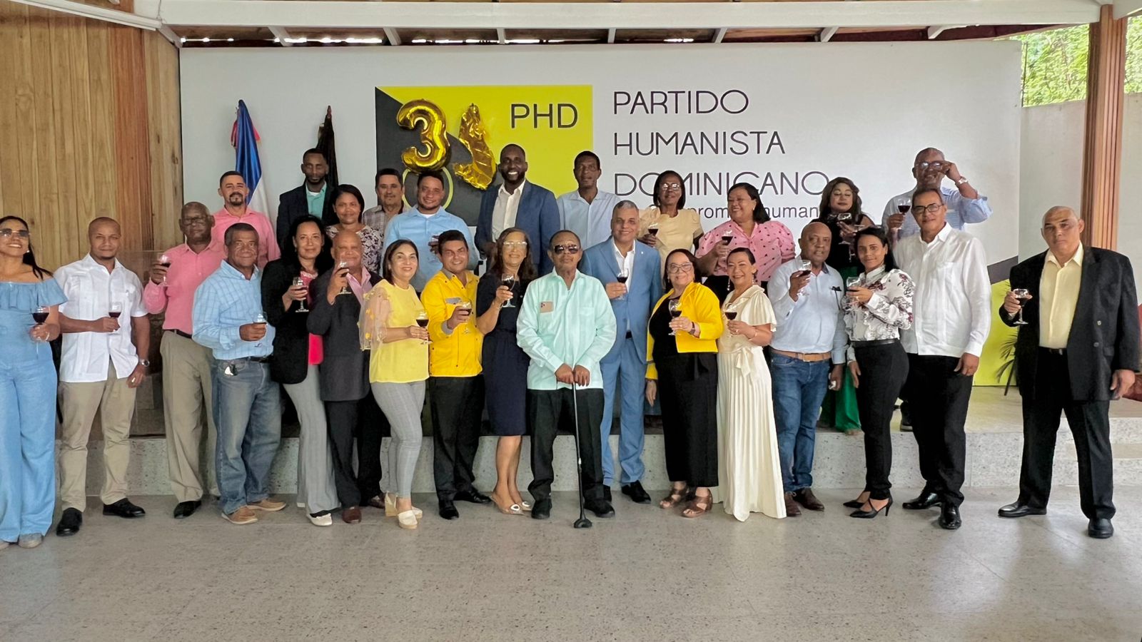 Foto El Presidente Del PHD Ramon Emilio Goris Junto A Un Grupo De Dirigentes Que Participacion En La Asamblea En La Casa Nacional De La Organizacion