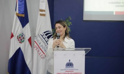 La Directora General De La DDSS Durante Su Discurso De Motivacion Para Los Graduandos