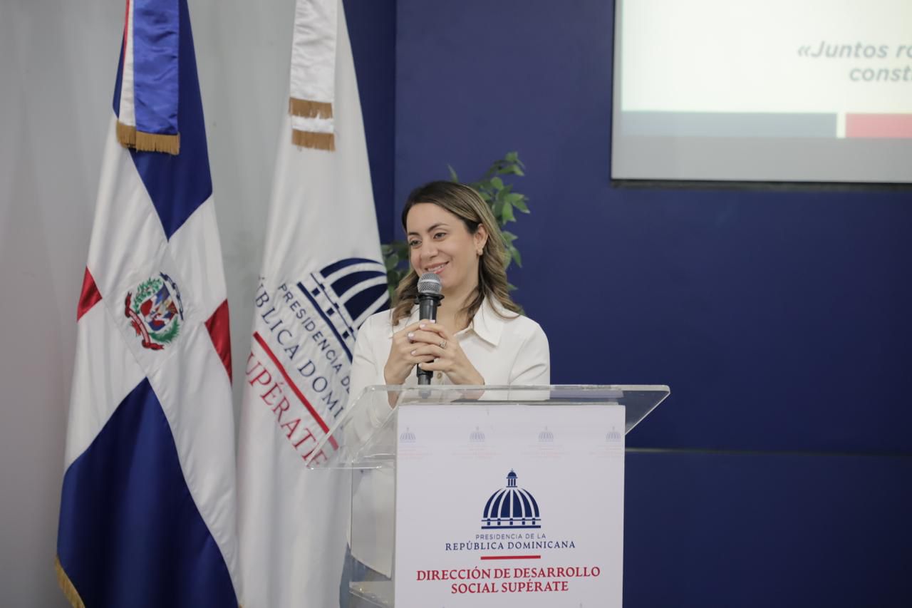 La Directora General De La DDSS Durante Su Discurso De Motivacion Para Los Graduandos