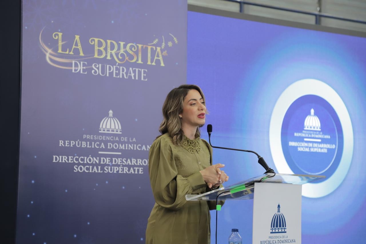 La Titular De La Direccion De Desarrollo Social Superate Gloria Reyes
