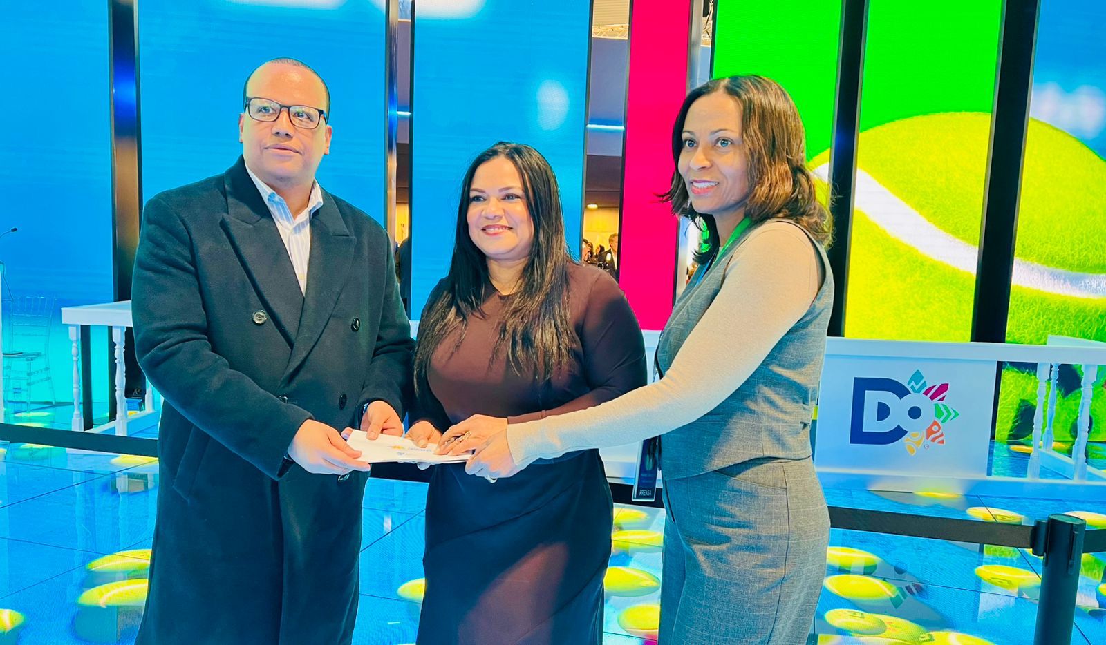 1. Frank Segura Sarah Hernandez Y Maribel Santos Tras La Firma Del Convenio Entre Adompretur Y Foro DoMadrid