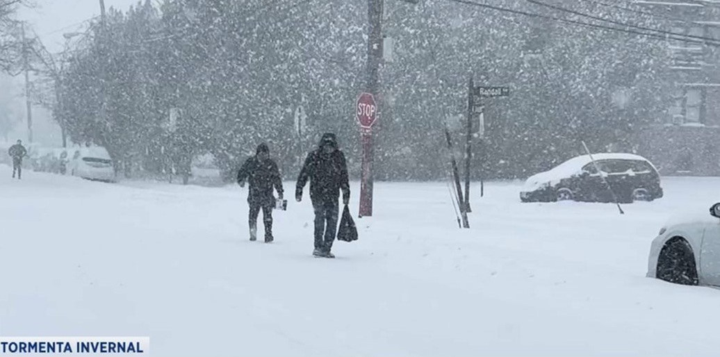 NYC Arropada De Hielo Y Nieve Continua Frio Artico Se Reportan 5 Muertos