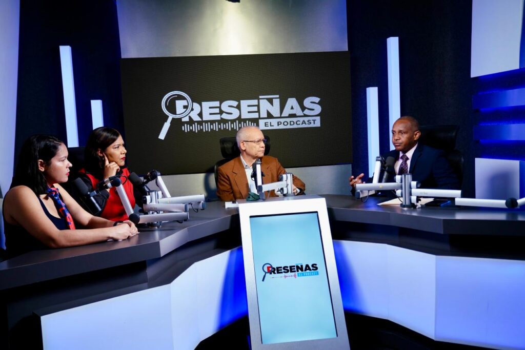 1. Staff De Resenas Junto Al Infectologo Jose Diaz Aquino