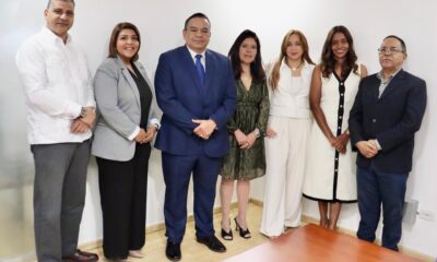 El Director De La ONDA Y La Representante De La OMPI Acompanados De Encargados De Departamentos De La ONDA