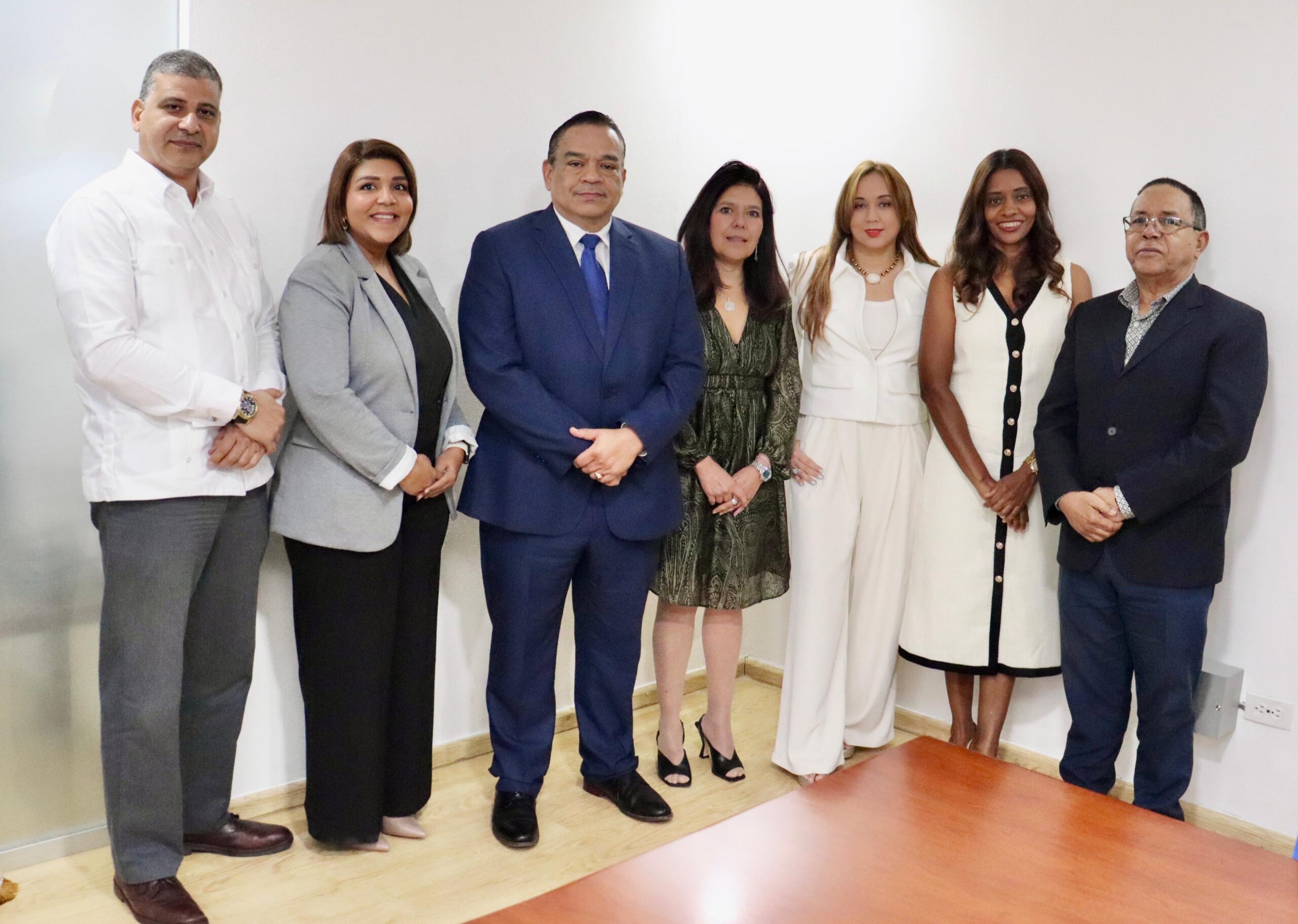 El Director De La ONDA Y La Representante De La OMPI Acompanados De Encargados De Departamentos De La ONDA Scaled