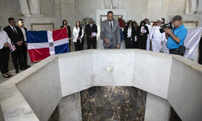 El Director Ejecutivo De Pro Consumidor Eddy Alcantara En La Ofrenda Floral En El Altar De La Patria 
