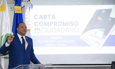 El Director Ejecutivo De Pro Consumidor Eddy Alcantara Habla Durante El Lanzamiento De La Carta Compromiso Al Ciudadano En Un Encuentro Con Servidores De La Institucion