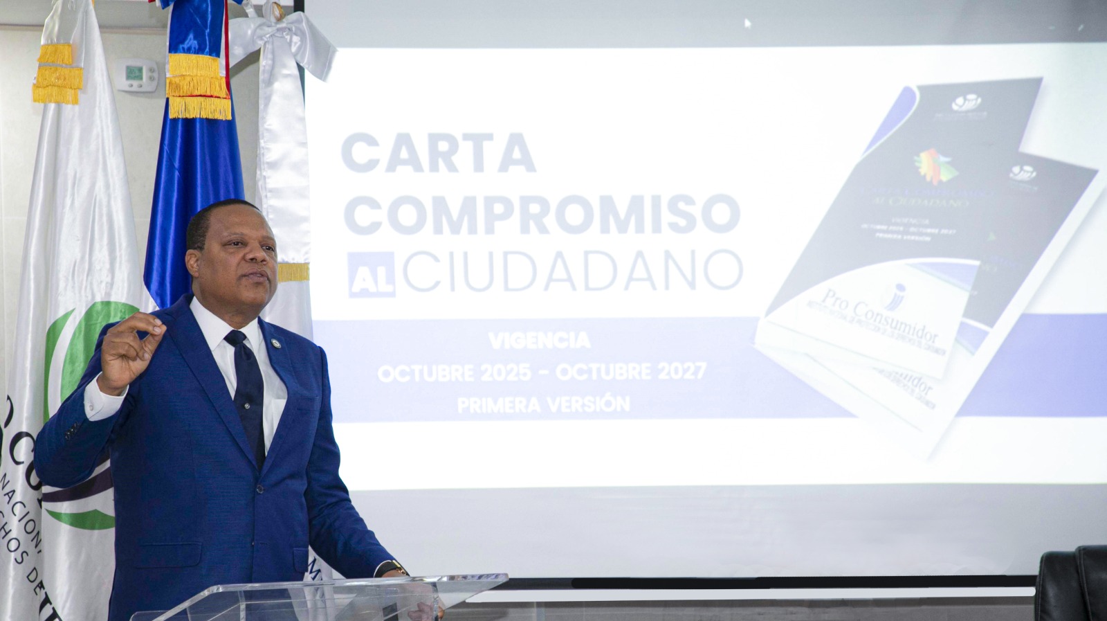 El Director Ejecutivo De Pro Consumidor Eddy Alcantara Habla Durante El Lanzamiento De La Carta Compromiso Al Ciudadano En Un Encuentro Con Servidores De La Institucion