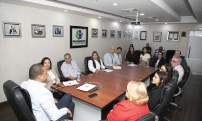 El Director Ejecutivo De Pro Consumidor Eddy Alcantara En La Reunion Que Sostuvo Con Represenantes De Las Principales Cadenas De Supermercados Del Pais