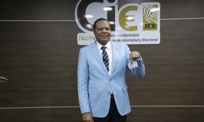 El Director Ejecutivo De Pro Consumidor Eddy Alcantara Exhibe Su Nueva Cedula De Identidad Electoral