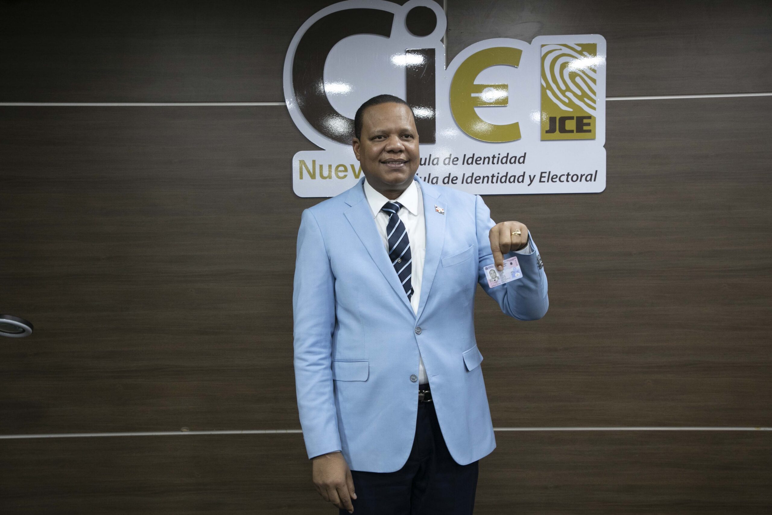 El Director Ejecutivo De Pro Consumidor Eddy Alcantara Exhibe Su Nueva Cedula De Identidad Electoral Scaled