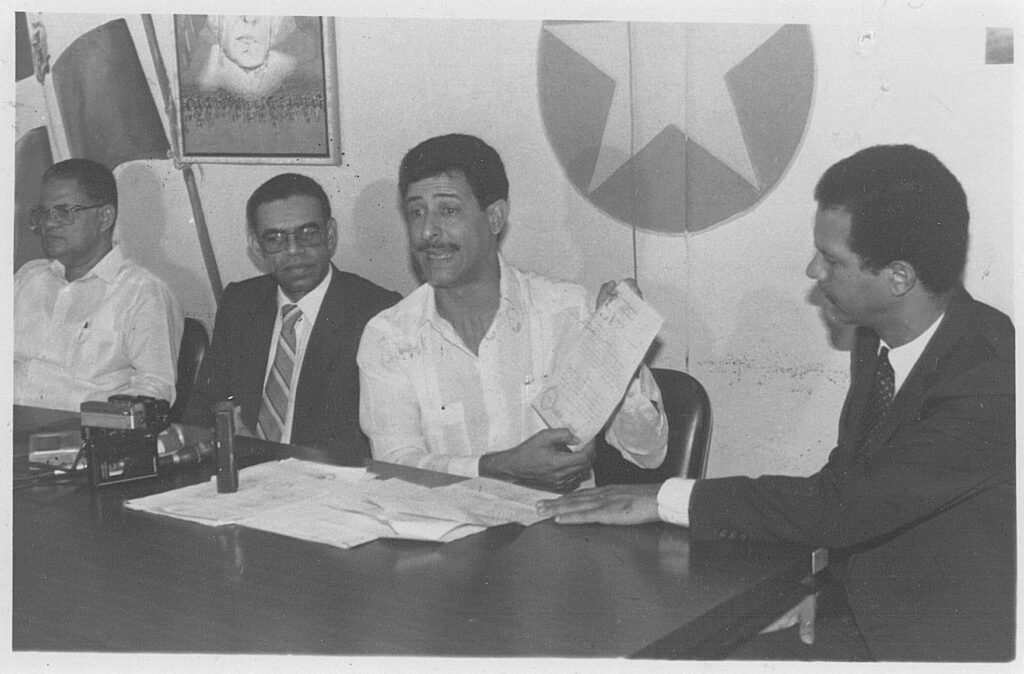 Felucho Jimenez Muestra La Documentacion De Su Denuncia. Esta Acompanado De Jose Bido Medina Lidio Cadet Y Leonel Fernandez