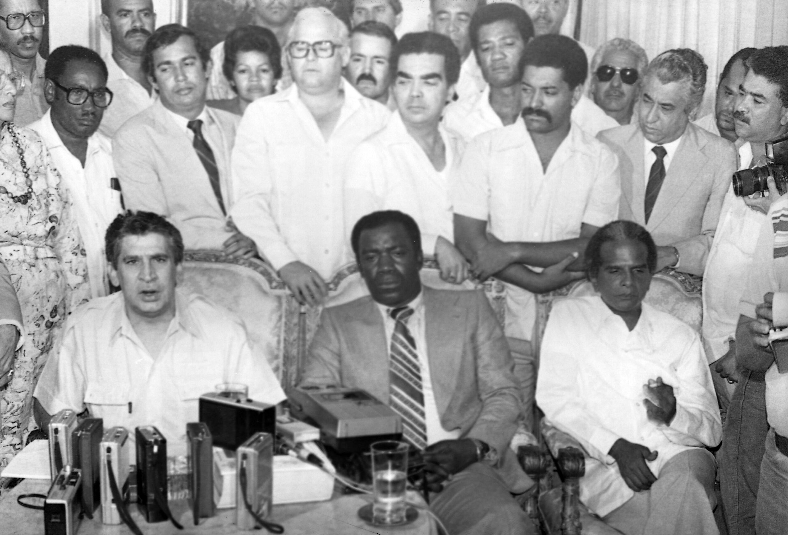 Jacobo Majluta Pena Gomez Y Vicente Sanchez Baret En Rueda De Prensa Junto A Carlos Lalane Miguel Angel Reynoso Sicard Jose Loweski Paulino Rafael Ulises Castillo Y Emilio Ludovino Fernandez Scaled