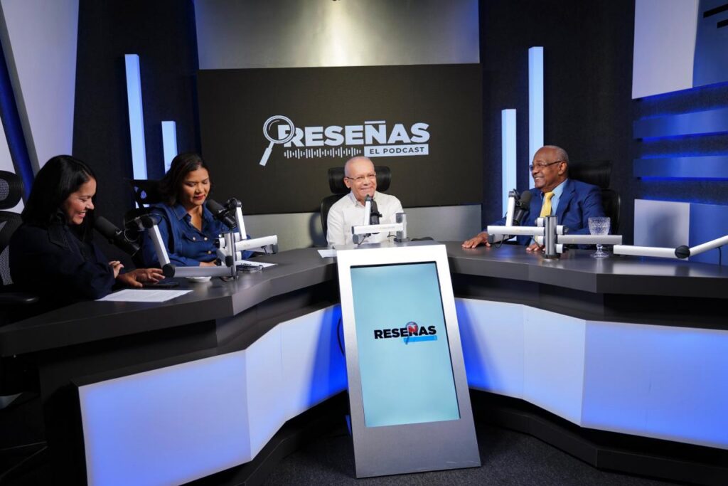 3. Equipo De Resenas Junto A Candido Mercedes Sentados