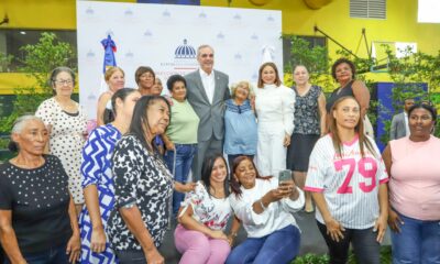 1. El Presidente Luis Abinader Y La Directora General De Superate Mayra Jimenez Junto A Las Madres En El Acto Del El Bono Madres 2026