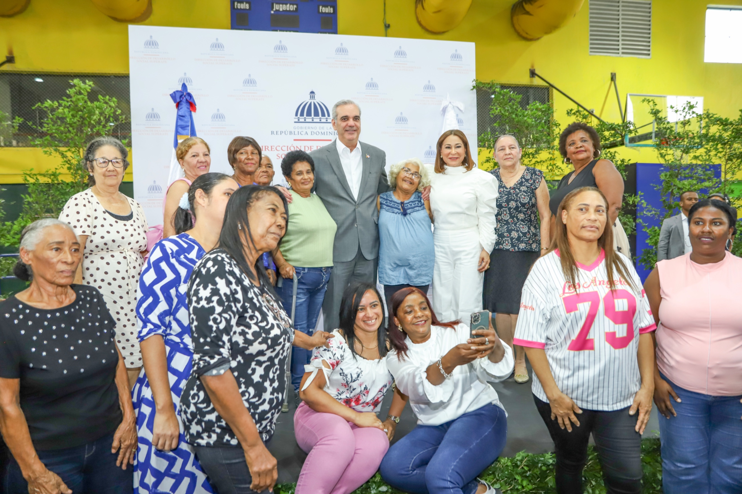 1. El Presidente Luis Abinader Y La Directora General De Superate Mayra Jimenez Junto A Las Madres En El Acto Del El Bono Madres 2026