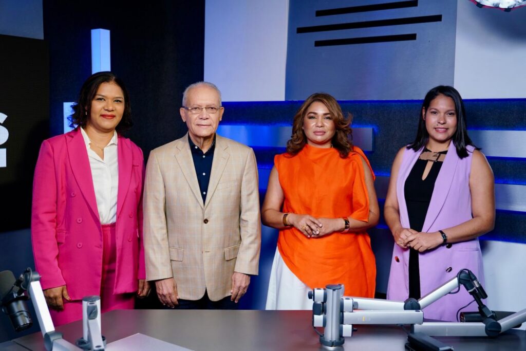 1. Equipo De Resenas Junto A La Invitada Directora De Centros Hospitalarios Del SNS