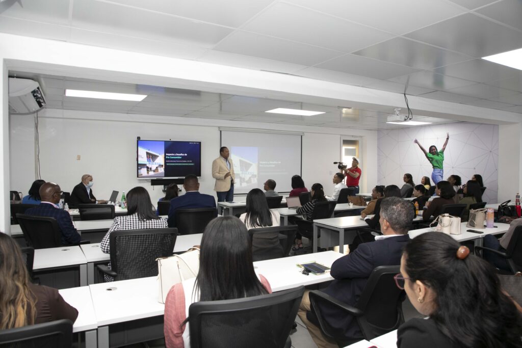 2. El Director Ejecutivo De Pro Consumidor Eddy Alcantara En La Conferencia Que Dicto En La Universidad Autonoma De Santo Domingo