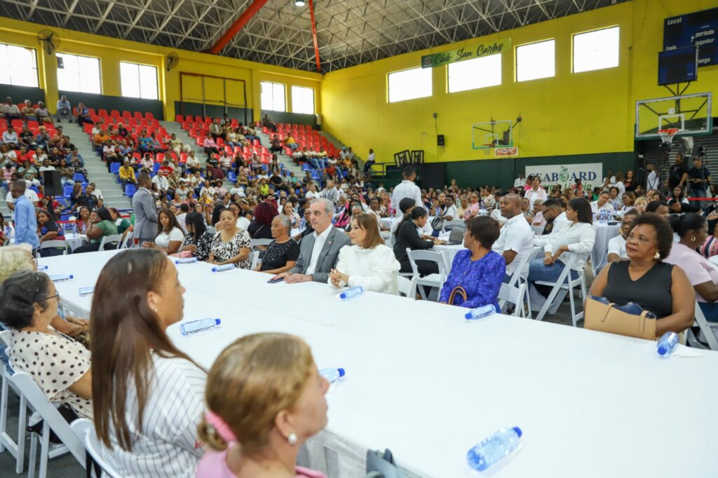 2. El Primer Mandatrio Junto A La Directora General De Superate Funicinarios E Invitados Durante El Actos
