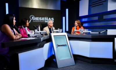 2. Equipo De Resenas Junto A La Invitada Foto Sentados
