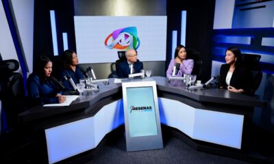 3. Equipo De Resenas Junto A La Invitada