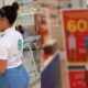 Analistas De Publicidad Y Precios De Pro Consumidor Observan Ofertas De Productos En Una Tienda De La Capital