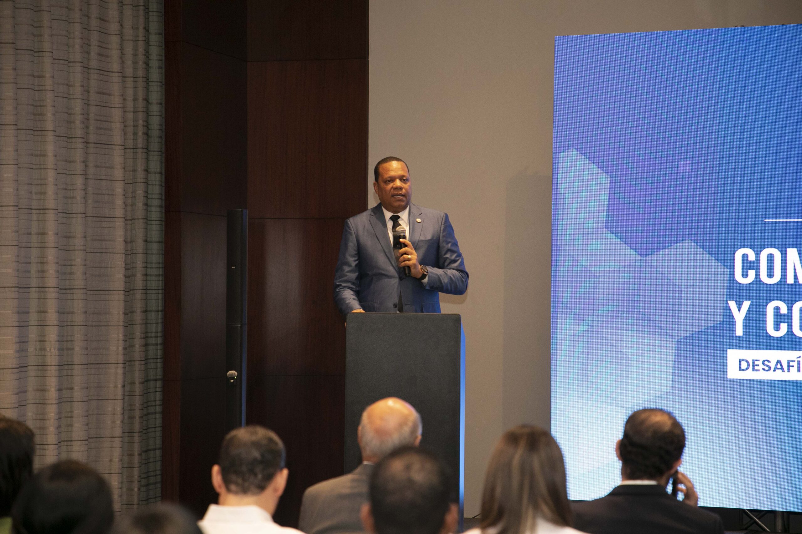 El Director Ejecutivo De Pro Consumidor Eddy Alcantara Habla En El Seminario Competencia Justa Y Comercio Formal Desafios Para La Republica Dominicana Scaled