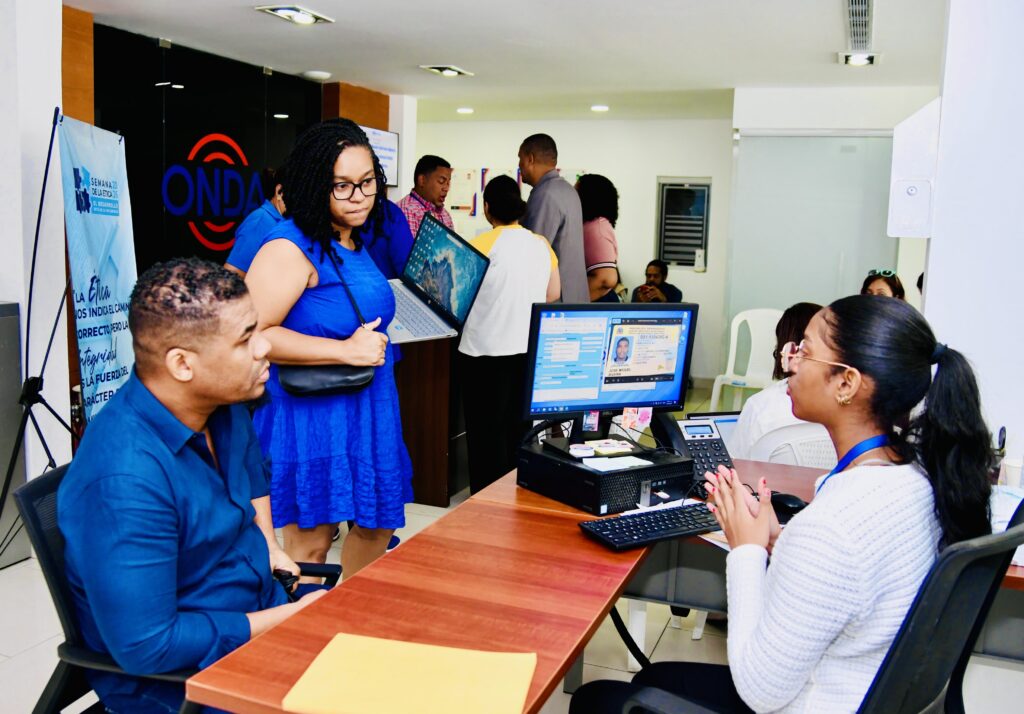 Personal De La ONDA Asiste A Los Autores Que Acuden A Registrar Sus Obras A La Sede De Ese Organismo En El Distrito Nacional