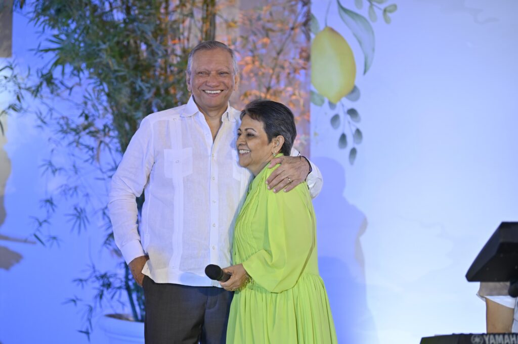 Presidente De Banreservas Doctor Leonardo Aguilera Junto A La Doctor Carmen Quijano Presidenta Del Voluntaria Banreservas