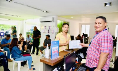 Uno De Los Autores Recibe El Certificado De Obras Registradas En La ONDA