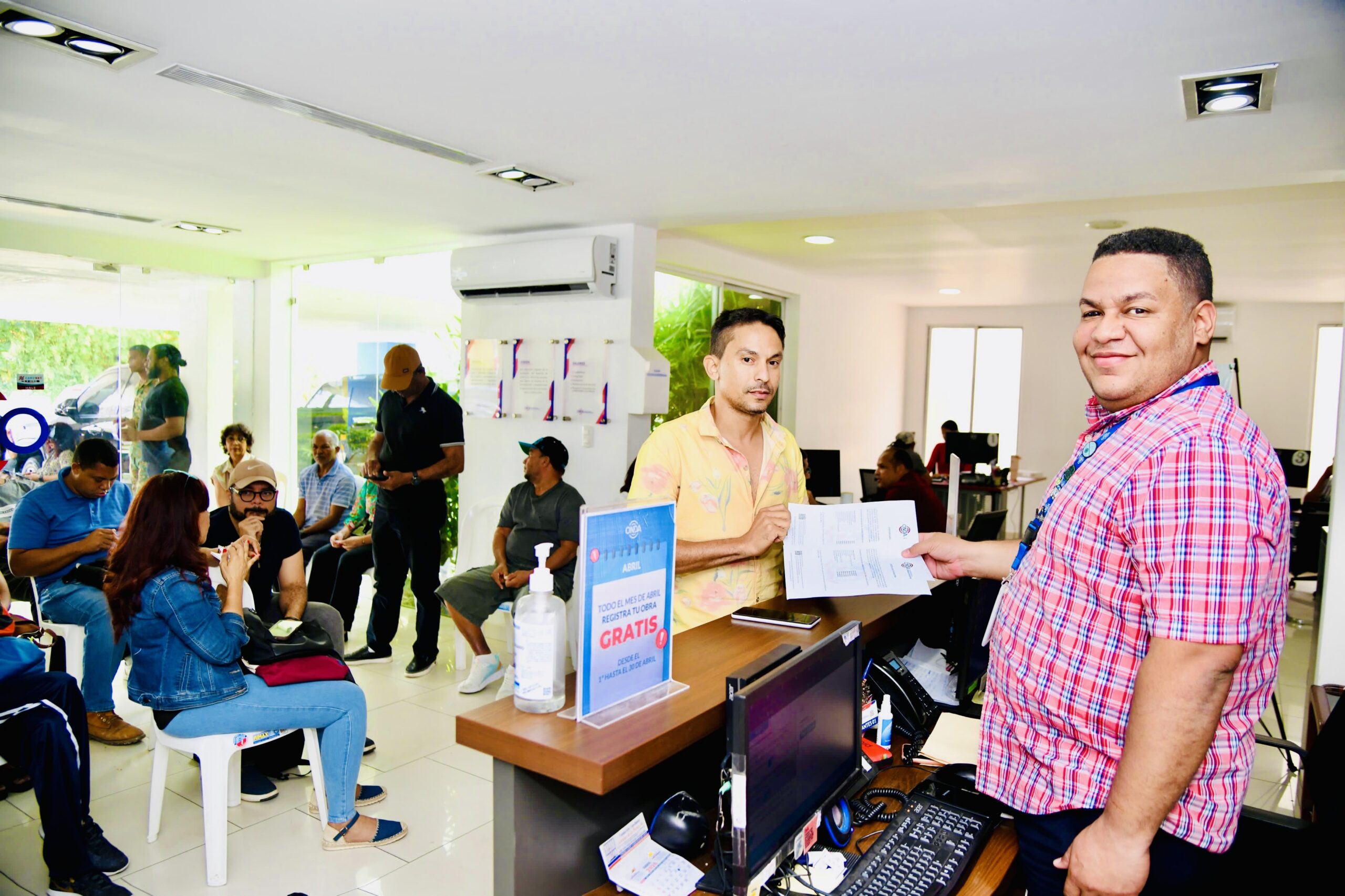 Uno De Los Autores Recibe El Certificado De Obras Registradas En La ONDA Scaled