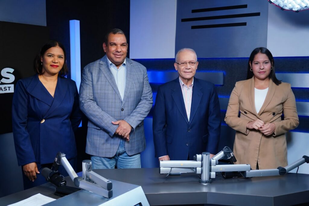 2. Staff De Resenas Junto Al Invitado