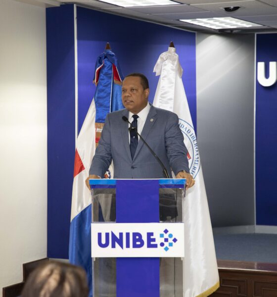 El Director Ejecutivo De Pro Consumidor Eddy Alcantara Habla En La Conferencia Titulada Derecho Y Tecnologia Impartida En La Universidad Iberoamericana UNIBE. 1