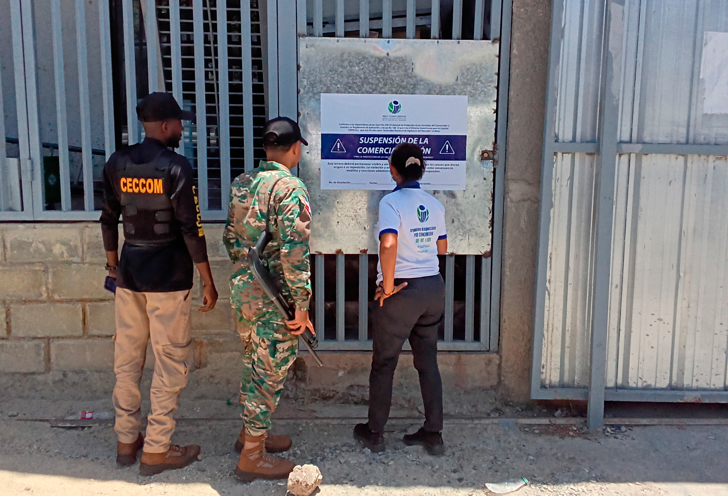 Equipo Combinado De CECCOM Pro Consumidor Y PEDECSA Durante Operativo De Desmantelamiento De Fabrica Que Comercializaba Productos Vencidos Y Carne En Estado De Descomposicion