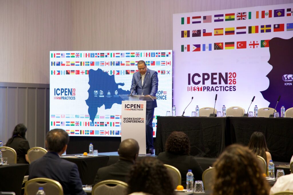 Foto 2 El Doctor Eddy Alcantara Presidente Del ICPEN Habla En La Apertura De La Asamblea Mundial Que Se Celebra En Punta Cana Con La Participacion De Delegaciones De Decenas De Paises.
