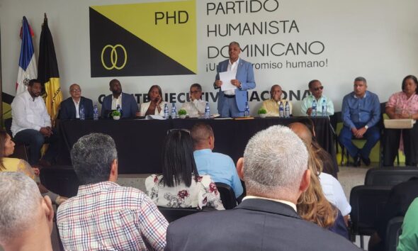 Foto 1 El Presidente Del PHD Ramon Emilio Goris Habla En Una Reunion De Dirigentes En La Sede De La Organizacion