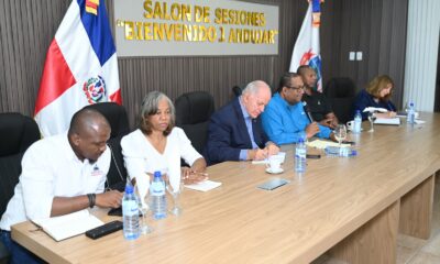 Foto 1 Los Eonomistas Jose Serulle Ramia Y Jacqueline Boin En La Reunion Para Organizar La Tercera Feria Mundial Ecoturistica Y De Produccion A Celebrarse En Monte Plata