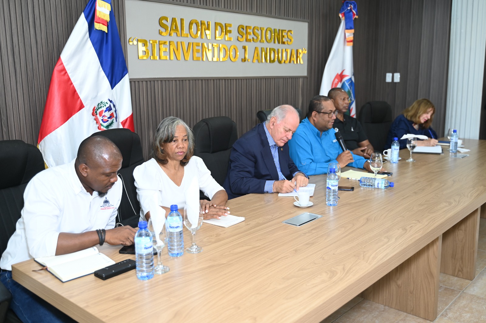Foto 1 Los Eonomistas Jose Serulle Ramia Y Jacqueline Boin En La Reunion Para Organizar La Tercera Feria Mundial Ecoturistica Y De Produccion A Celebrarse En Monte Plata