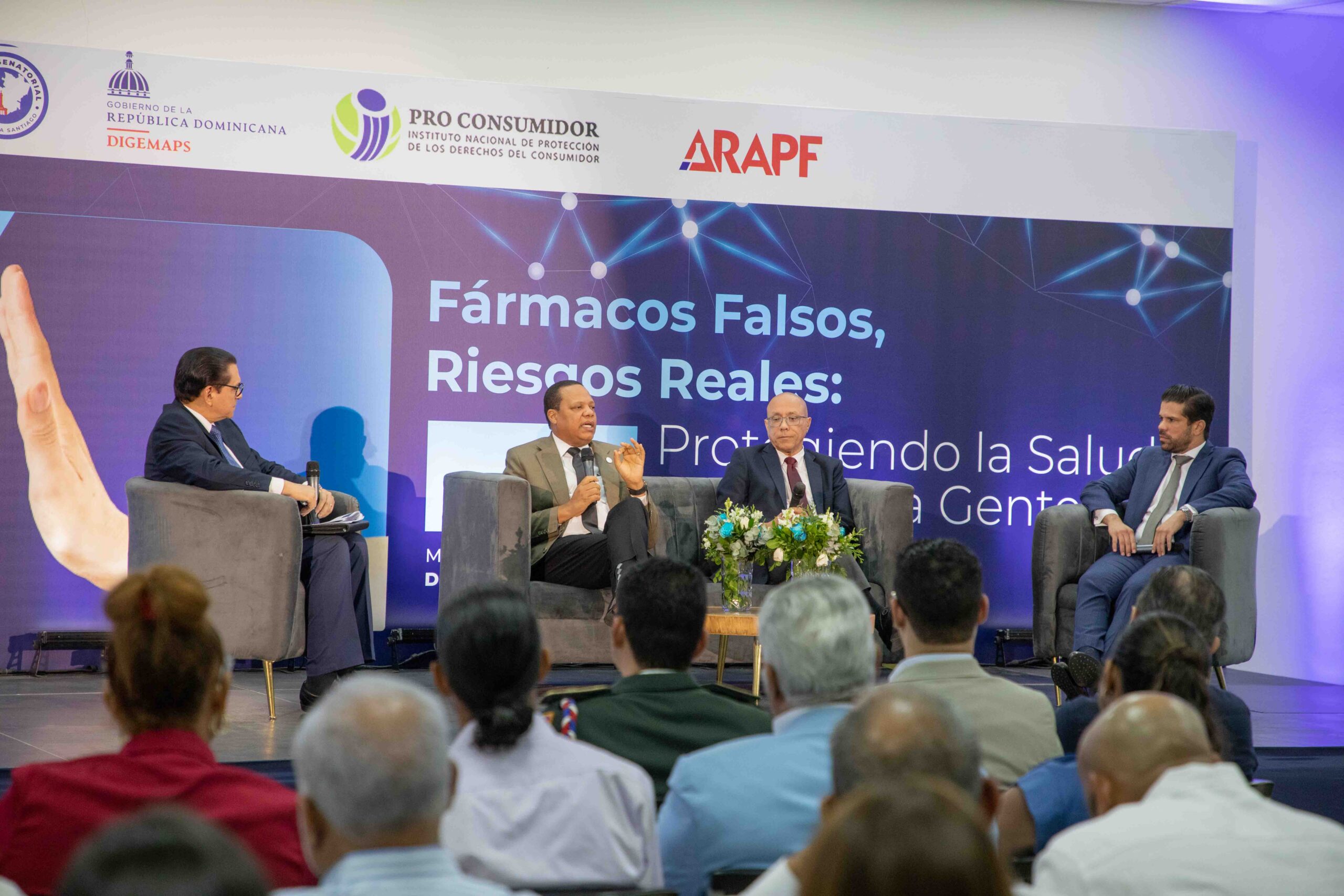 El Director De Pro Consumidor Eddy Alcantara Expone En El Foro Farmacos Falsos Riesgos Reales Protegiendo La Salud De Nuestra Gente Scaled