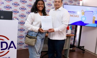 El Director De La ONDA Entrega Un Certificado A La Abogada Evelin Maciel Liriano Manzueta En Expo Vega Real 2025