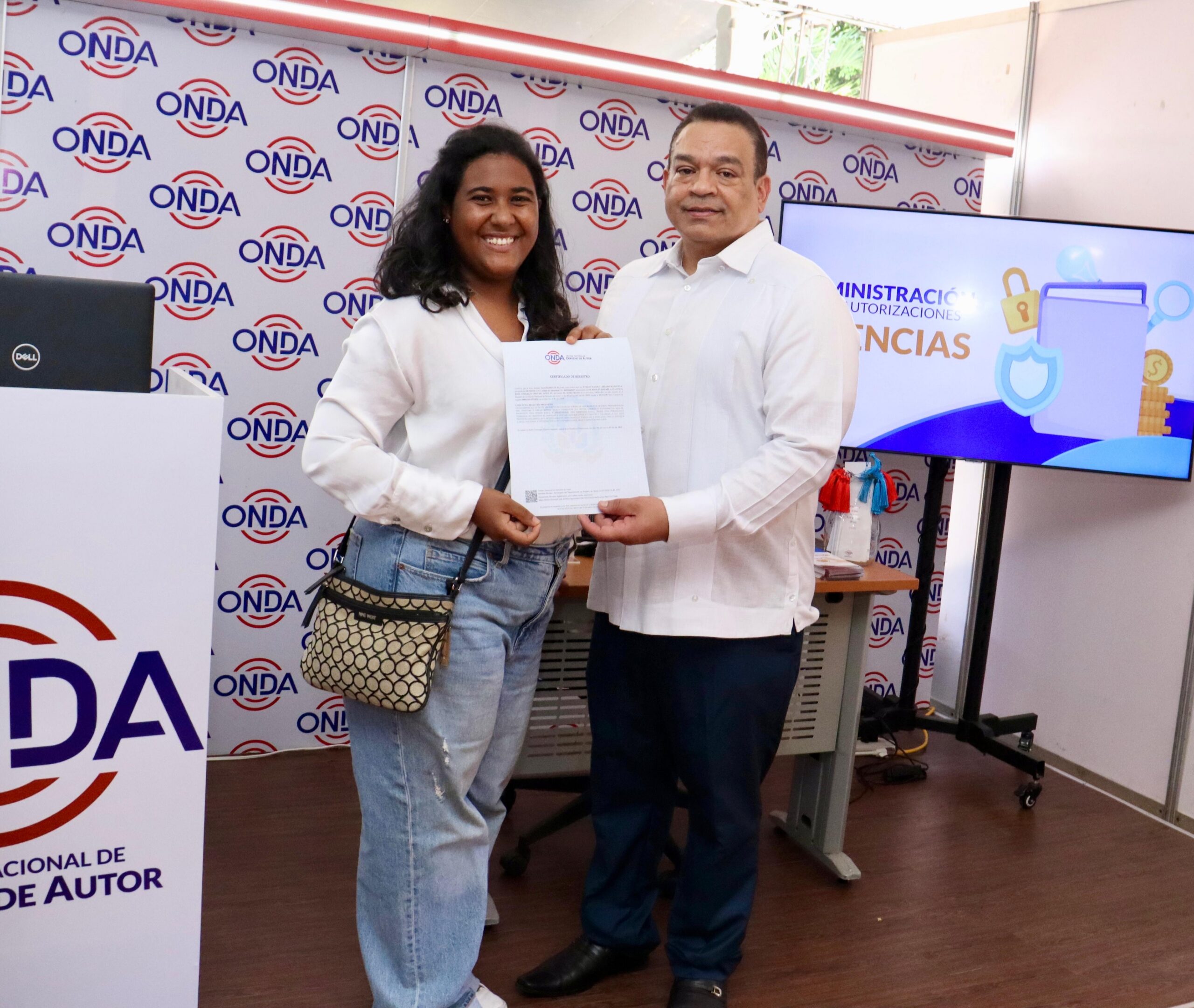 El Director De La ONDA Entrega Un Certificado A La Abogada Evelin Maciel Liriano Manzueta En Expo Vega Real 2025 Scaled