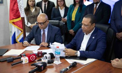El Director Ejecutivo De Pro Consumidor Eddy Alcantara Y Representantes De COB RD Firman El Acuerdo